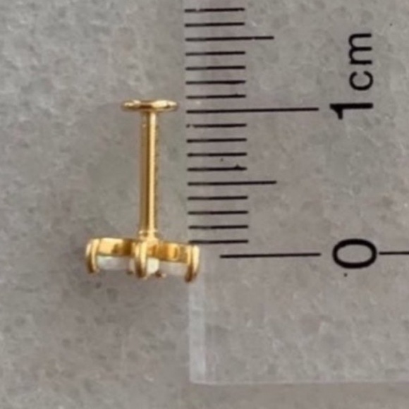 COPY - 18K Gold Opal Crystal Iridescent Leaf Crown Cartilage Earring 

Brand New - Picture 3 of 3